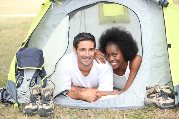 Casal jovem camping — Fotografia de Stock
