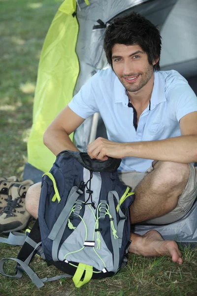 Jeune homme camping — Photo