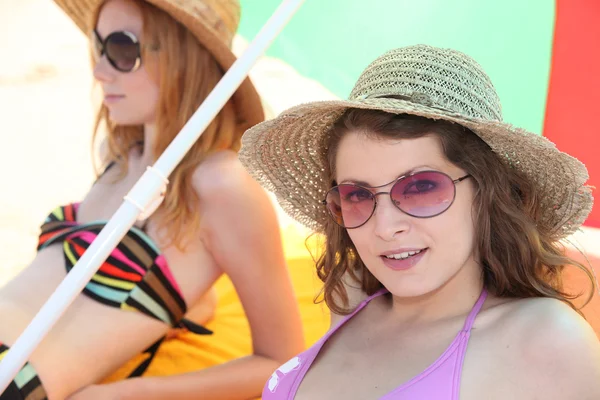 Twee meisjes op het strand — Stockfoto