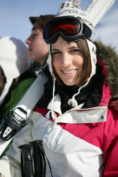 Nastolatek na narty z przyjaciółmi — Zdjęcie stockowe