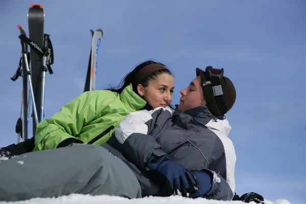 Paar in de sneeuw — Stockfoto