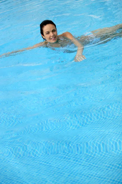Piękna kobieta, pływanie — Zdjęcie stockowe