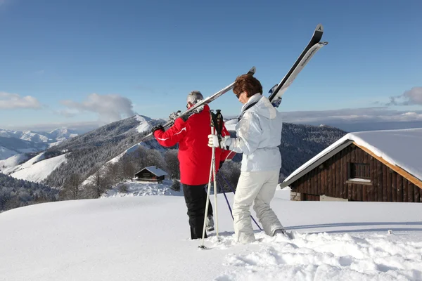 スキーに行くカップル — ストック写真