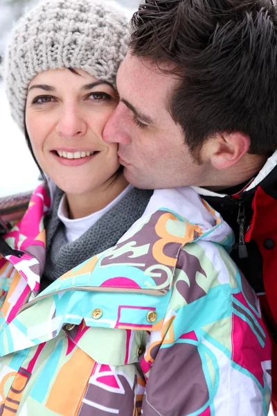 Affection couple stood in snow — Stock fotografie