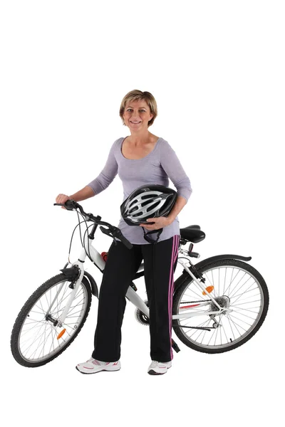 Ώριμη γυναίκα ξανθιά με ένα ποδήλατο — Φωτογραφία Αρχείου