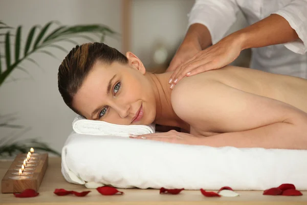 Kadın sırt masajı yaptırıyor — Stok fotoğraf