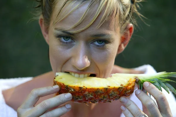 女人吃的菠萝切片 — 图库照片