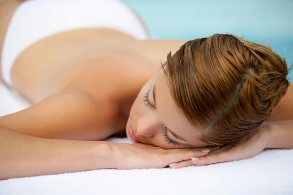 Woman laying on table waiting for massage — Stock Photo, Image