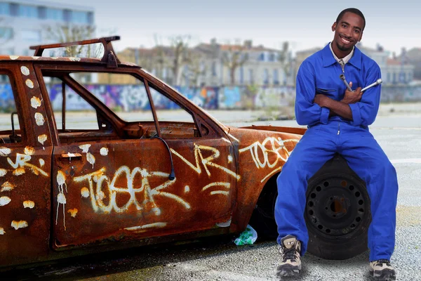 Mécanicien et une voiture en ruine — Photo