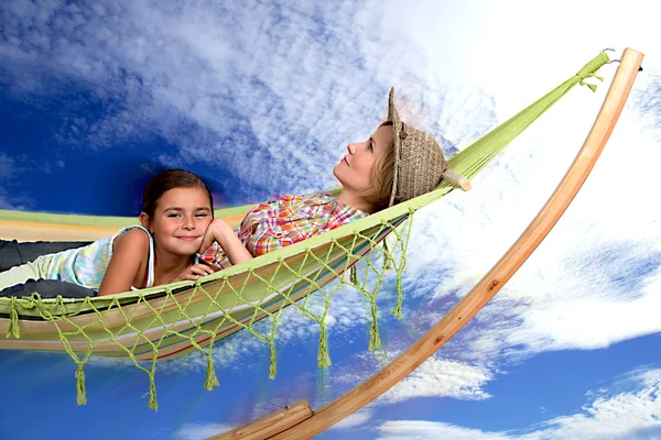 Mãe e filha relaxando na rede — Fotografia de Stock