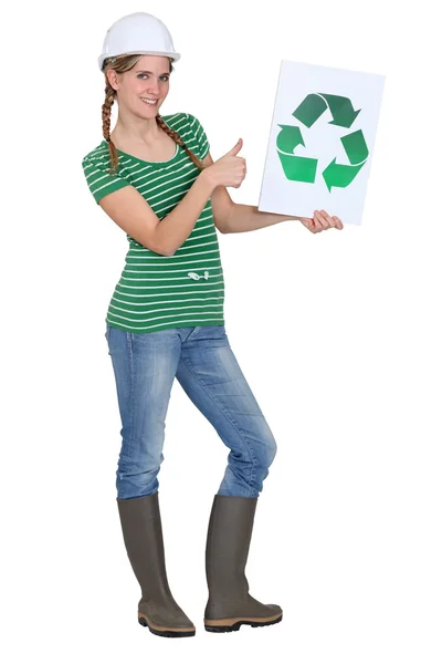Vrouwelijke leerling bedrijf recycling logo — Stockfoto