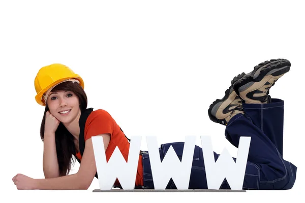 Craftswoman posando atrás de um anúncio WWW — Fotografia de Stock
