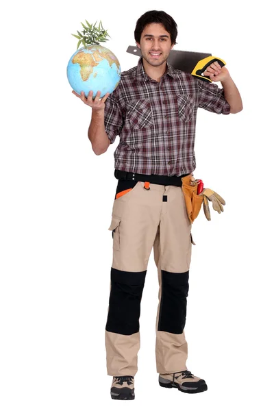 Un menuisier tenant un globe — Photo