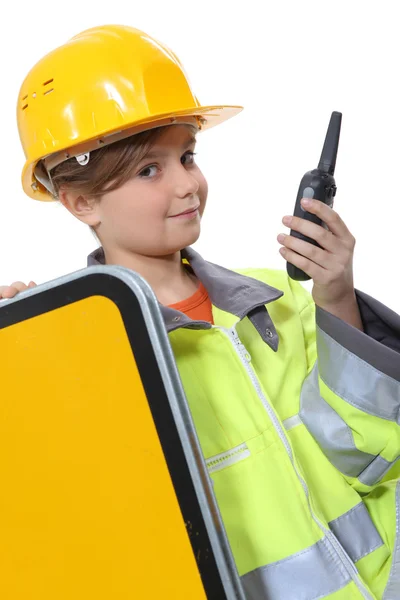 Παιδί που είναι ντυμένος ως ένας εργάτης οικοδομών — Φωτογραφία Αρχείου