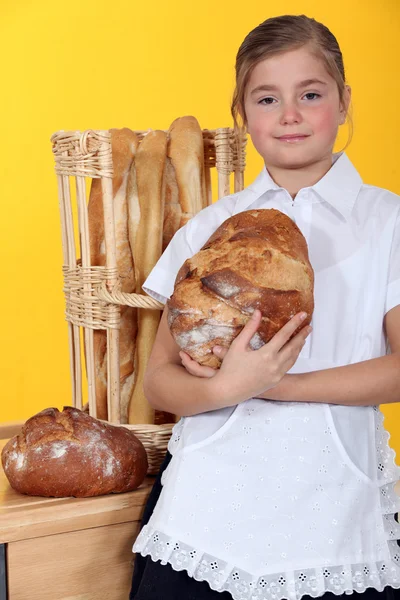 Jong meisje met vers brood — Stockfoto