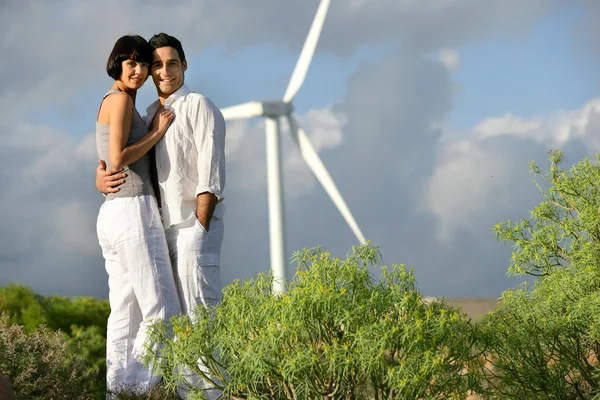 Paar stond door wind farm — Stockfoto