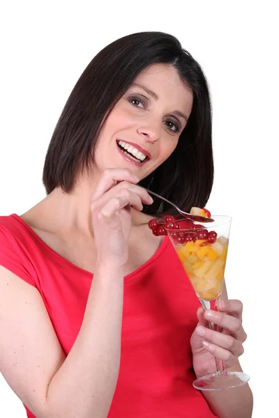 Vrouw eten fruit cocktail — Stockfoto