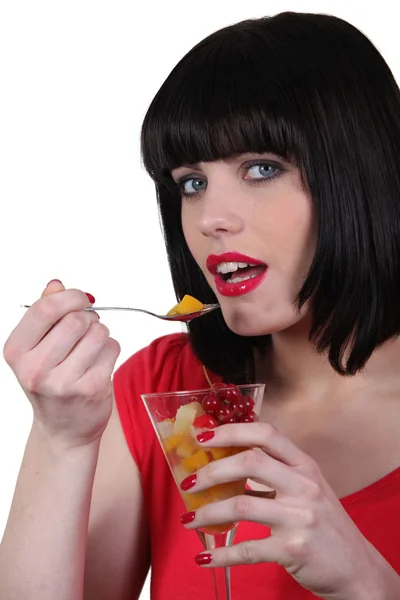 과일 샐러드의 유리를 가진 젊은 여자 — 스톡 사진