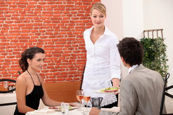 Casal comendo em um restaurante — Fotografia de Stock
