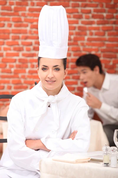 Koch sitzt in einem Restaurant — Stockfoto