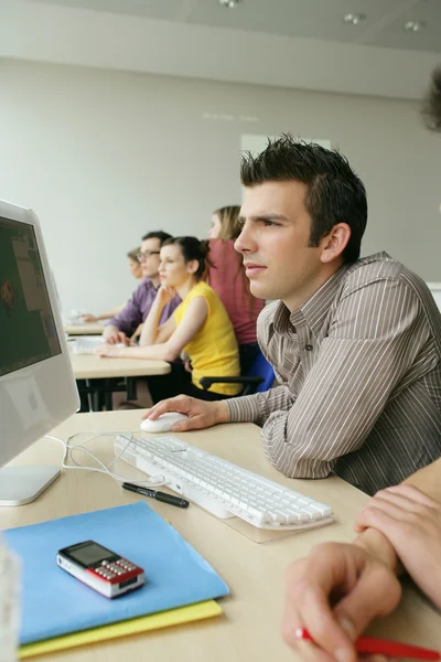 Fiatal ember használ egy számítógép-ban osztály — Stock Fotó