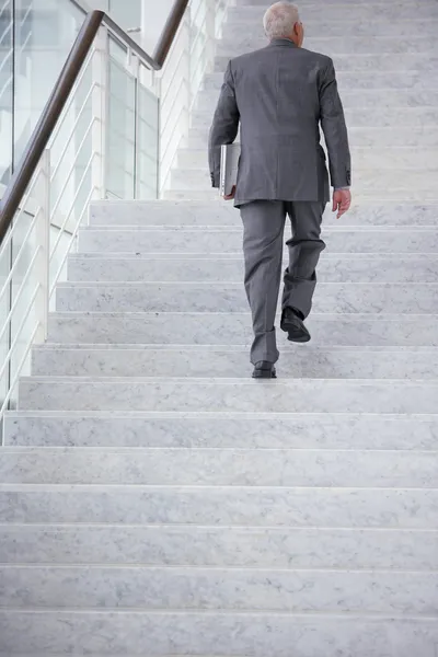 Biznesmen wchodzenia po schodach — Zdjęcie stockowe