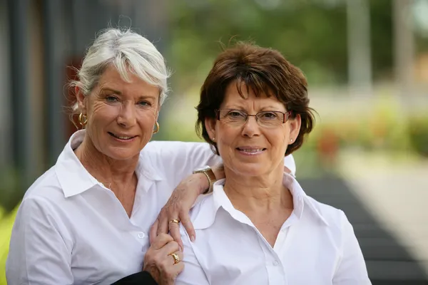 Dos mujeres mayores de pie afuera —  Fotos de Stock