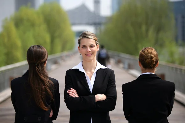Drie vrouwelijke ondernemers stond op een brug — Stockfoto