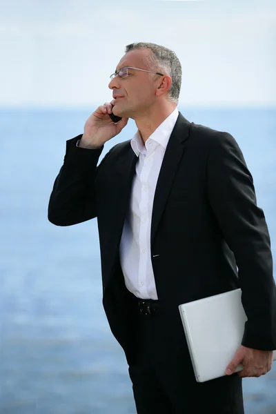Executivo na exibição de perfil de telefone — Fotografia de Stock