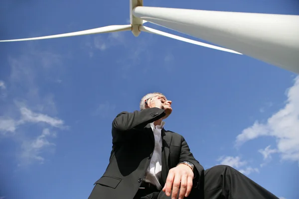Człowiek w pobliżu turbin wiatrowych — Zdjęcie stockowe