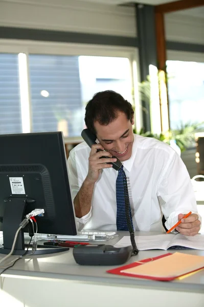 Homem de negócios sorrindo falando ao telefone — Fotografia de Stock
