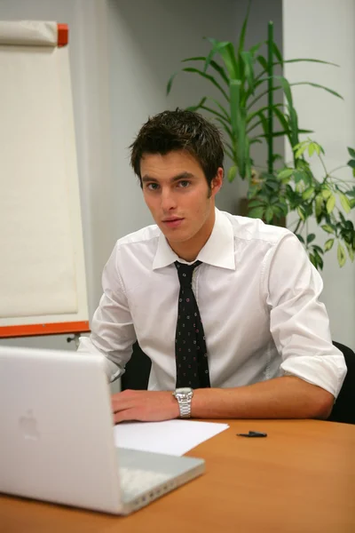Uomo d'affari su un computer portatile — Foto Stock