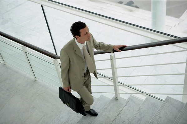 Biznesmen wspinający się po schodach — Zdjęcie stockowe
