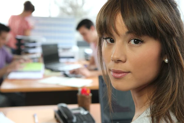 Genç kadın bir meşgul ofis — Stok fotoğraf