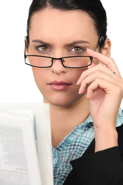 新聞を読んでメガネの女性 — ストック写真