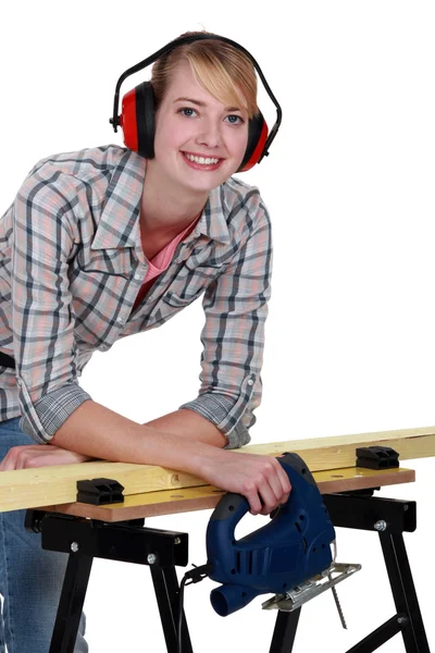 Koruyucu muffs giyen kadın marangoz — Stok fotoğraf
