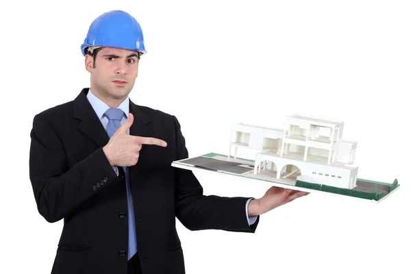 Бизнесмен, показывающий архитектурную модель — стоковое фото