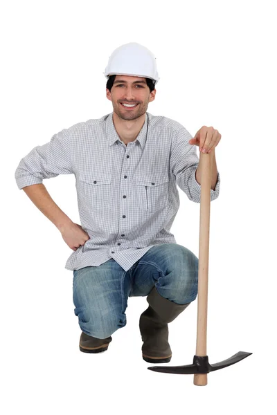 Homem útil segurando uma picareta — Fotografia de Stock