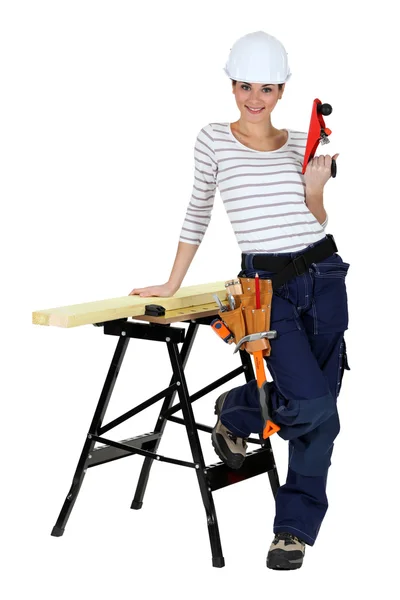 Kobieta za pomocą płaszczyzny drewna — Zdjęcie stockowe