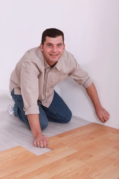 35 岁勤杂工铺设实木复合地板 — 图库照片
