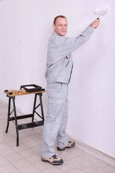 남자 화이트 실내 벽 그림 — 스톡 사진