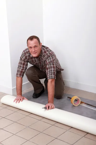 Mann verlegt PVC-Fußboden — Stockfoto