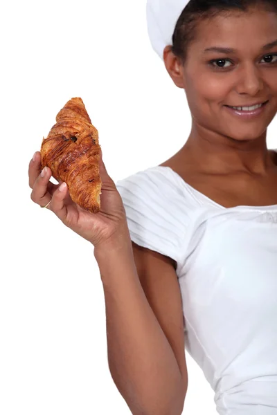 Bäcker hält Croissant in der Hand — Stockfoto