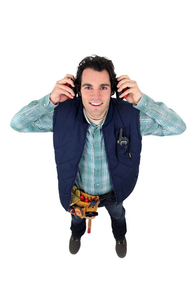 Trabalhador usando defensores auriculares — Fotografia de Stock