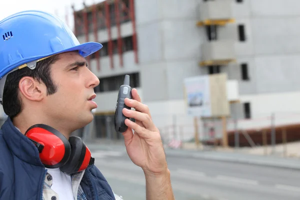 Man spreken in een walkie-talkie — Stockfoto