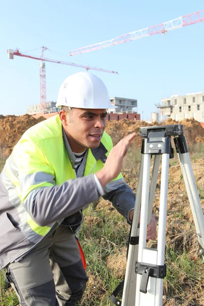 Surveyor op een bouwplaats — Stockfoto