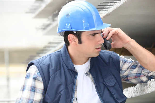 Construtor no telefone — Fotografia de Stock
