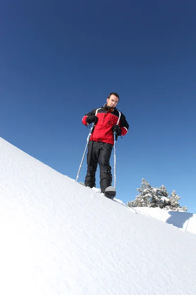 Лыжник на горе — стоковое фото