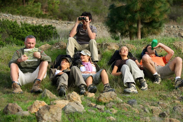 Grupo de excursionistas descansando — Foto de Stock