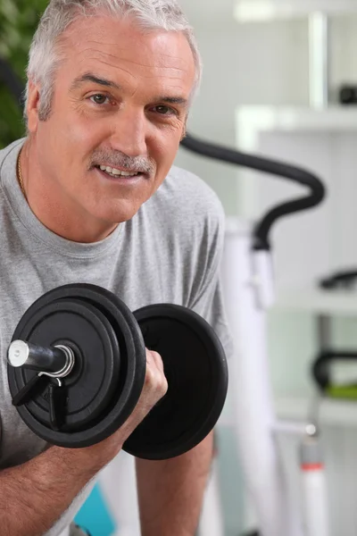 Volwassen man uit te werken met een halter — Stockfoto